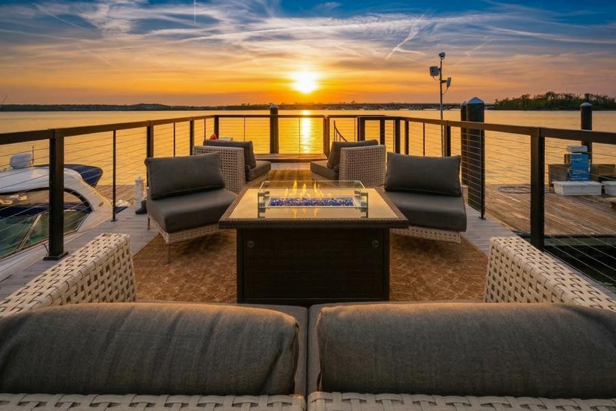 Victoria Mae, National Harbor
