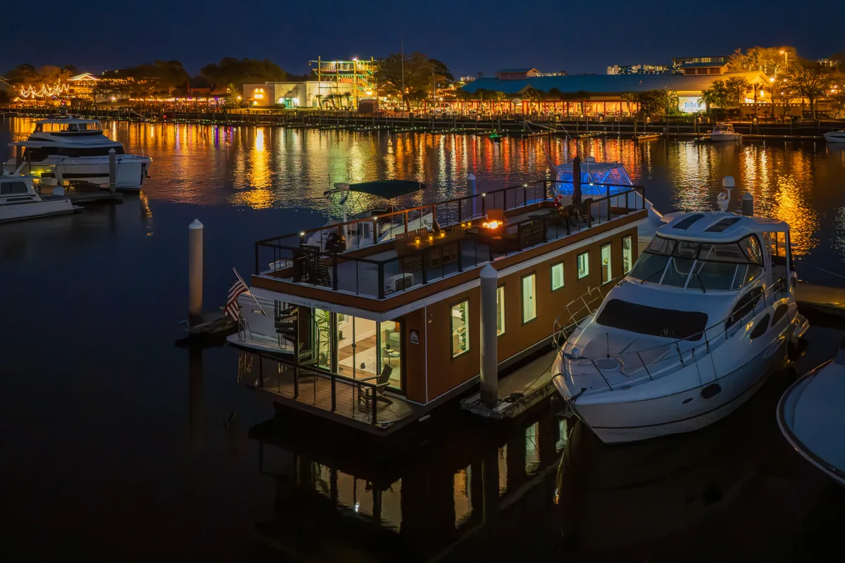 SEALUX 1-Bedroom, a FLOHOM floating asset